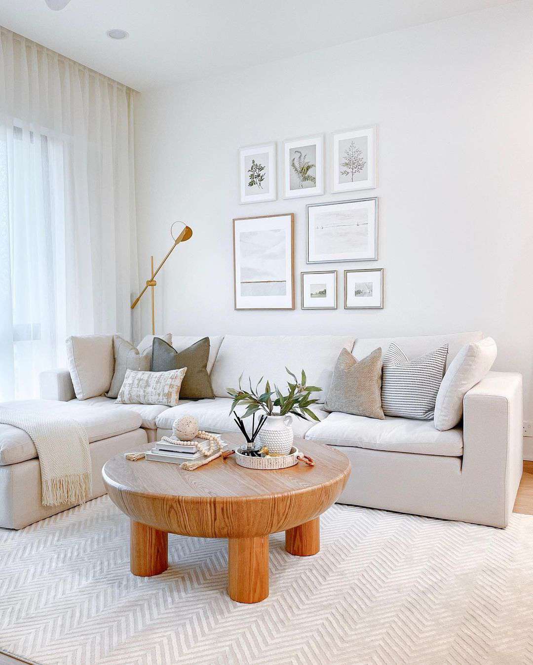 Salon blanc avec table en bois et canapé gris