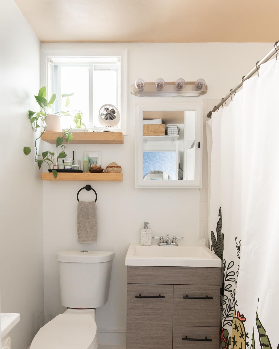 Salle de bains blanche avec plafond couleur pêche