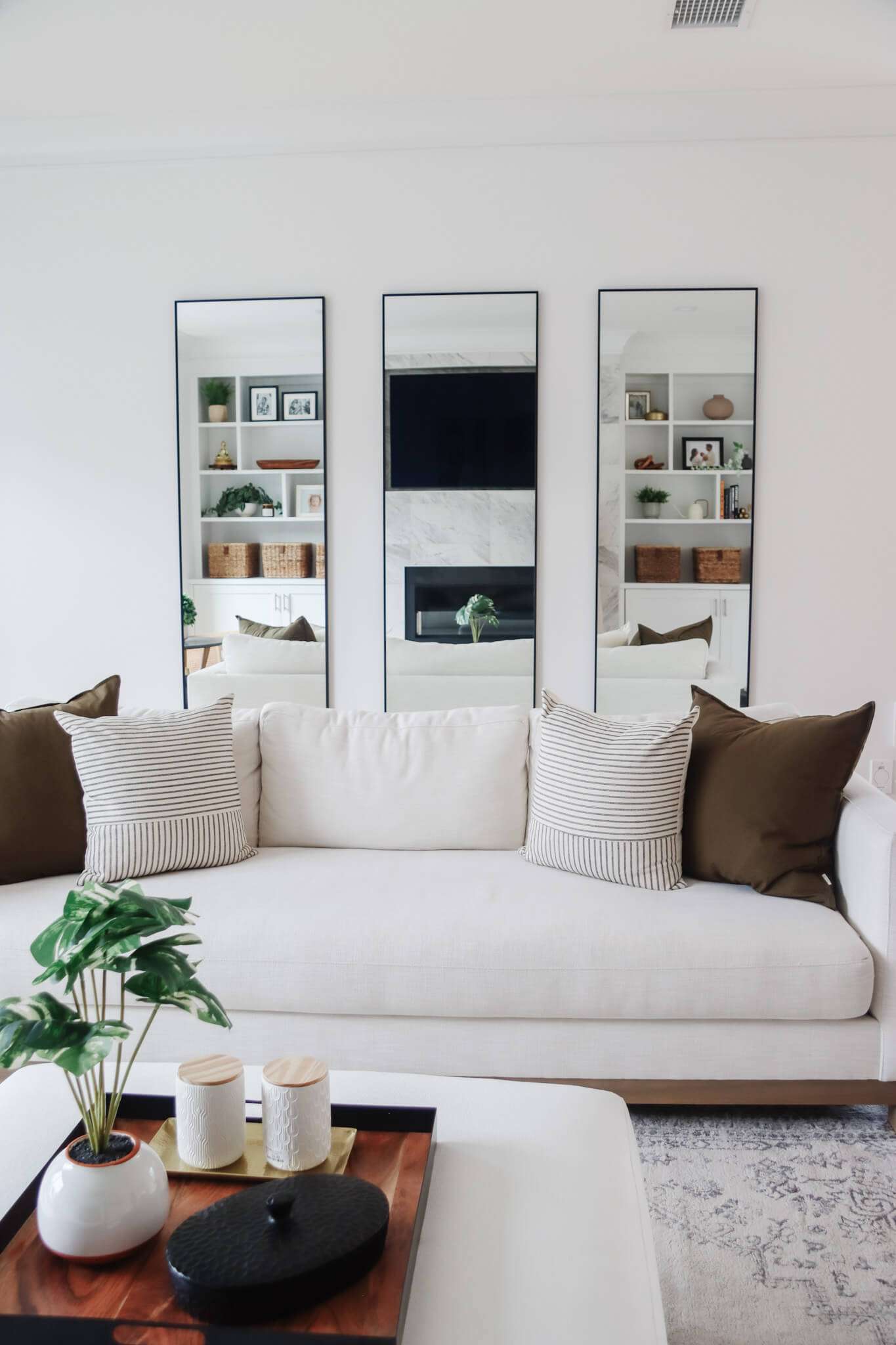 Salon blanc avec miroirs