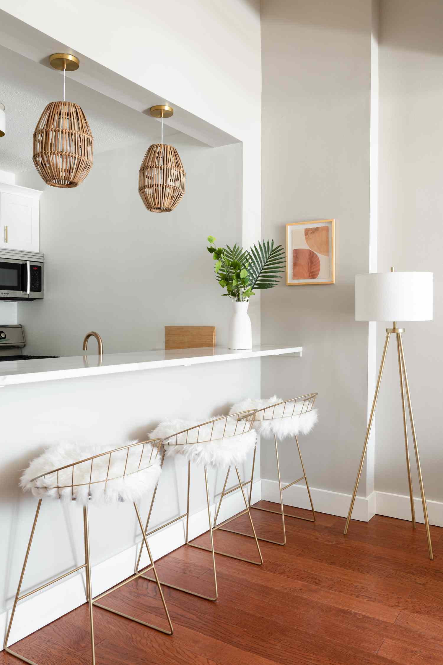 Cuisine blanche aux accents dorés