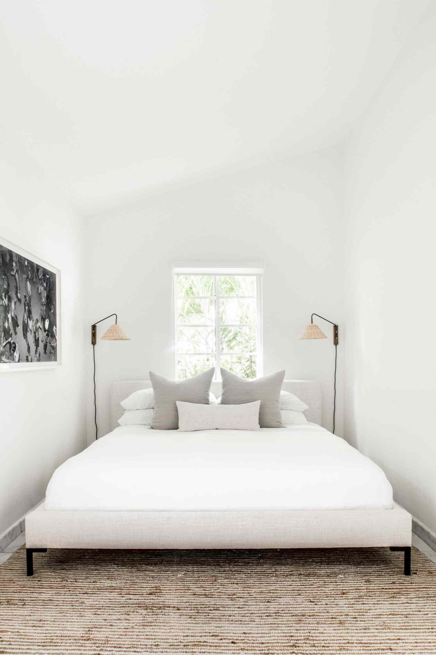 Chambre à coucher blanche avec des accents tissés et noirs