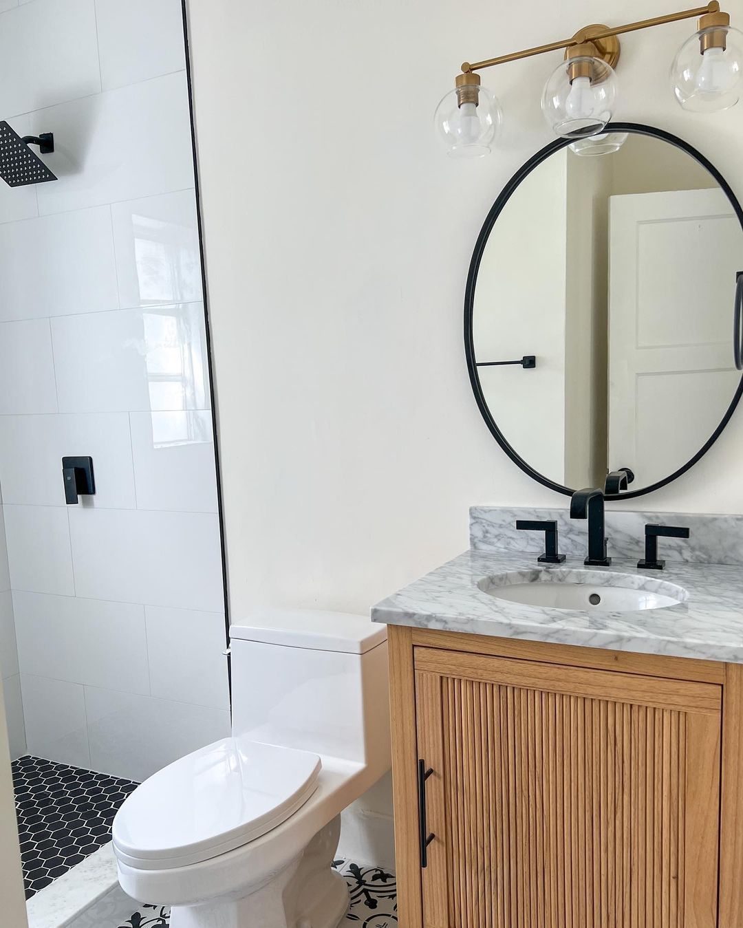 Salle de bains minimale avec éclairage et miroir