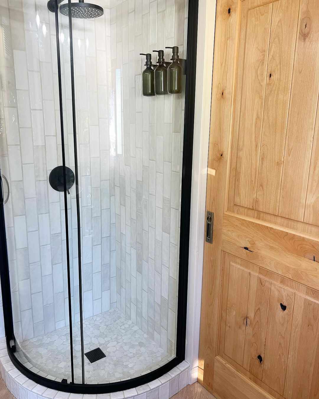 Idées de rangement dans une petite maison, salle de bain dans une petite maison, carrelage blanc, savons pour la salle de bain