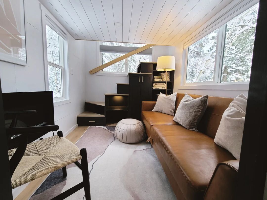Idées de rangement dans une petite maison, canapé en cuir, escaliers, salon