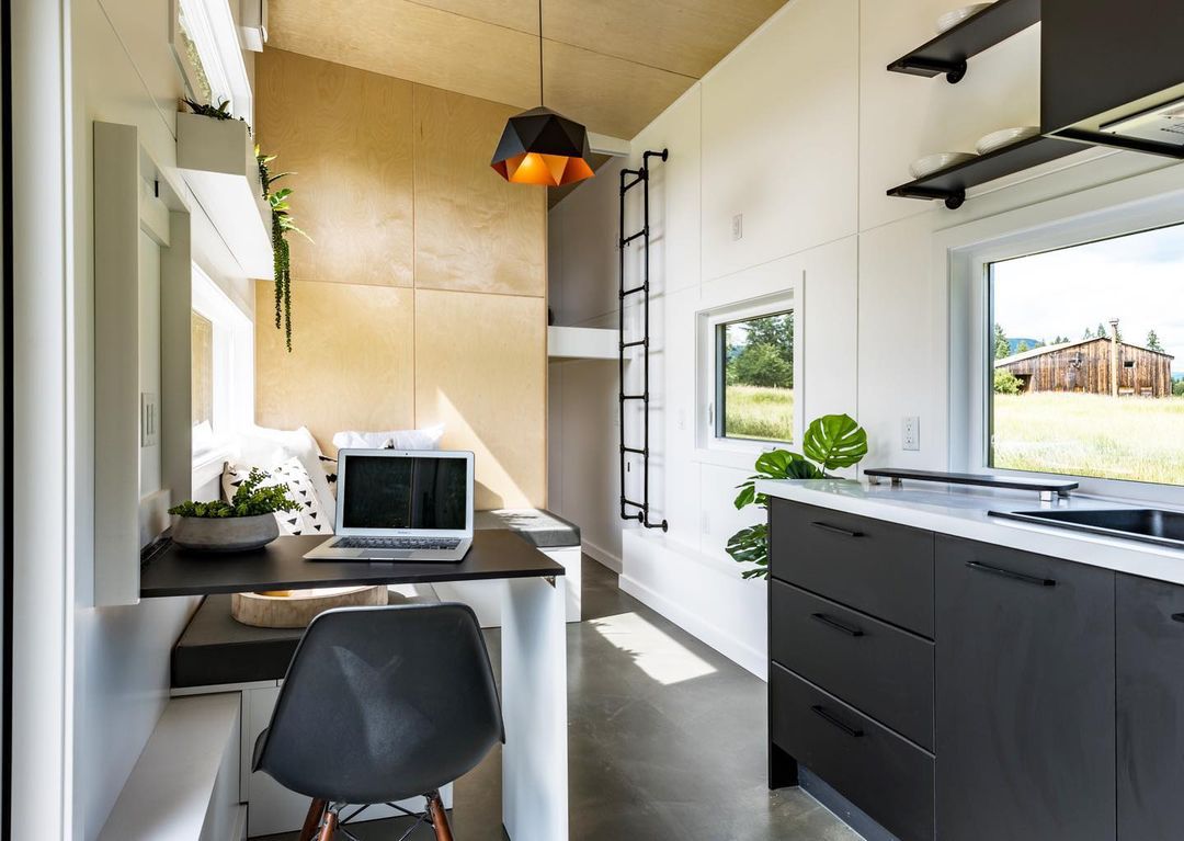 Idées de rangement dans une petite maison, cuisine, bar, bureau, ordinateur portable