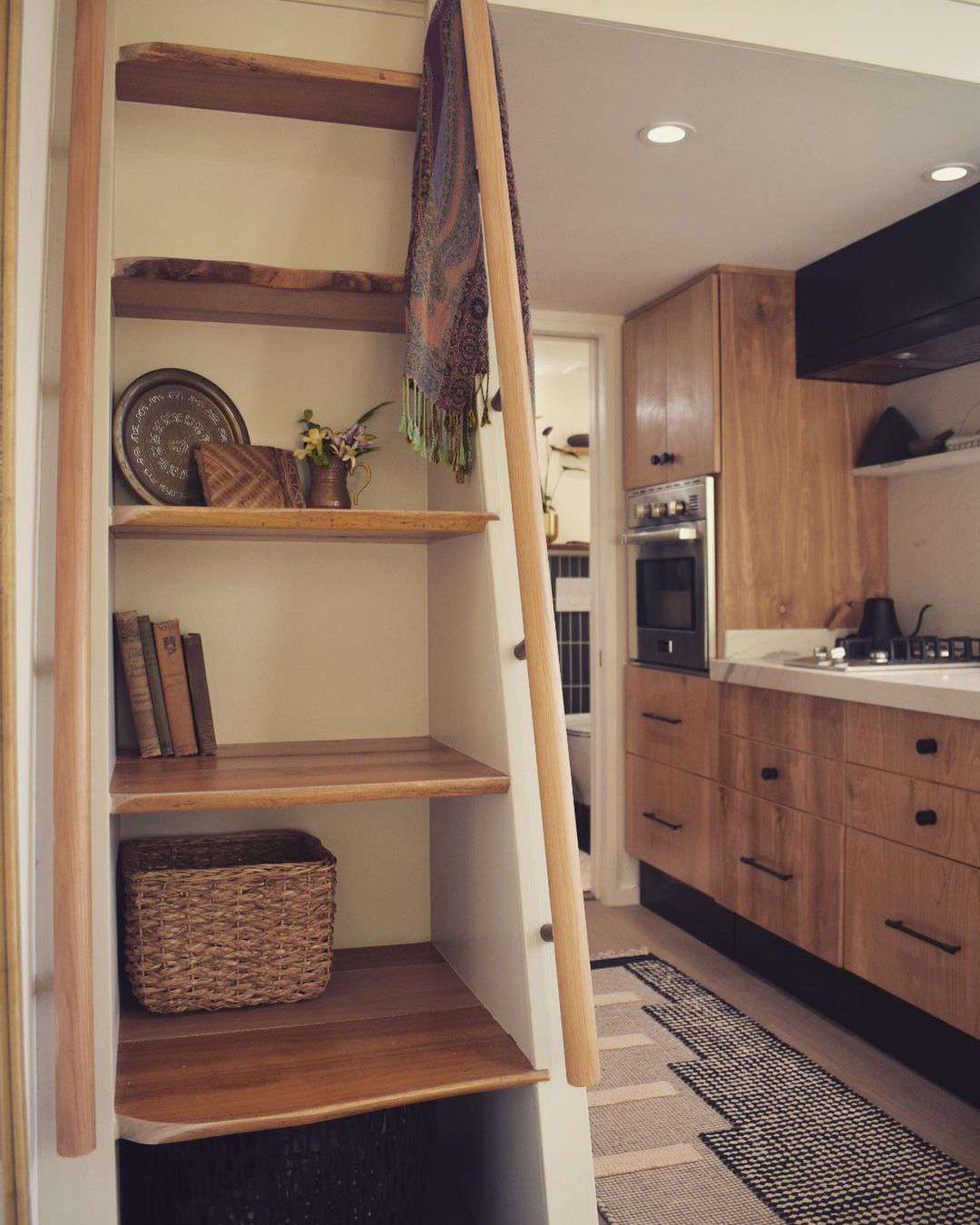 Idées de rangement dans une petite maison, escaliers, étagères, cuisine de petite maison
