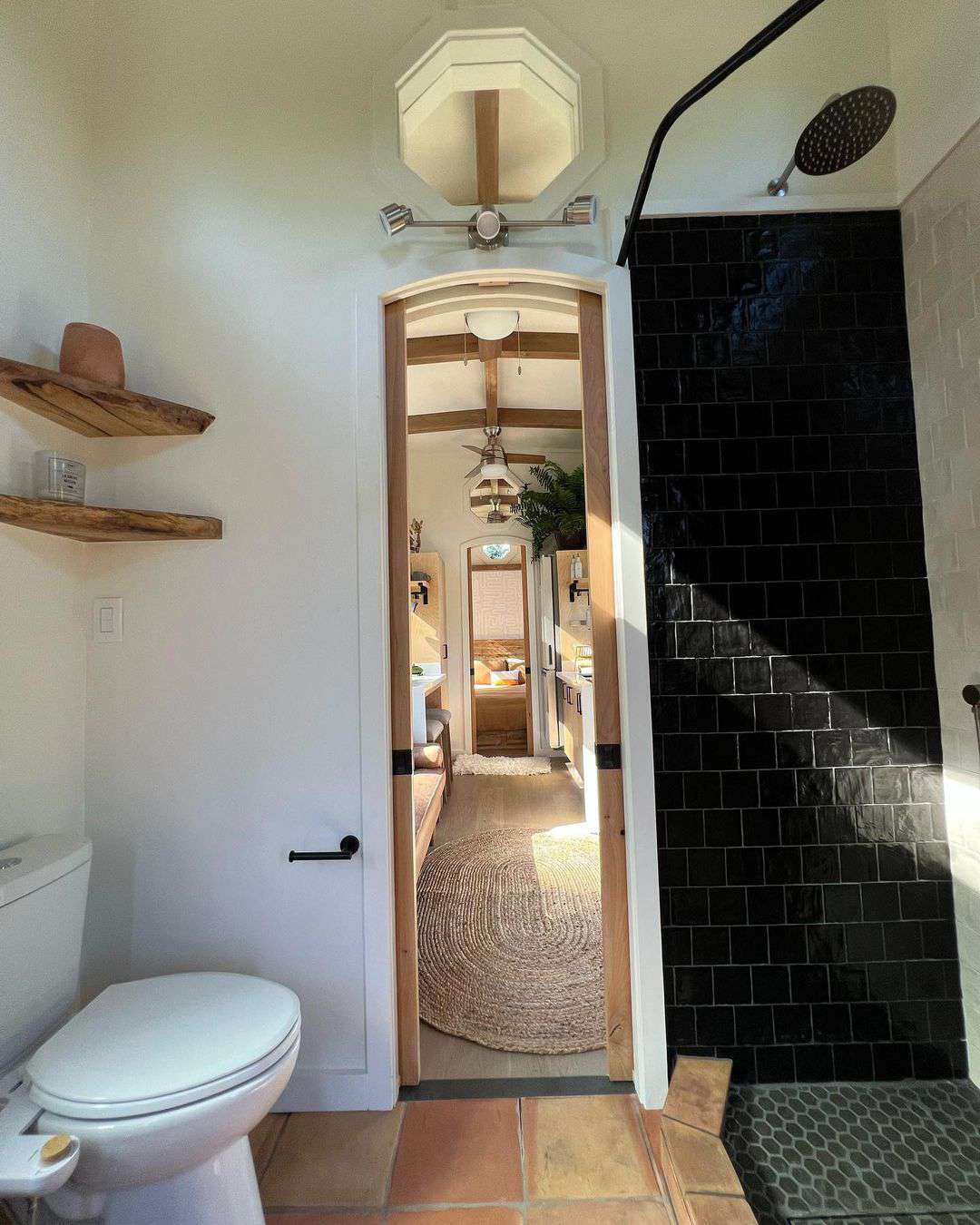 Idées de rangement dans une petite maison, salle de bain dans une petite maison, étagères d'angle, carrelage noir