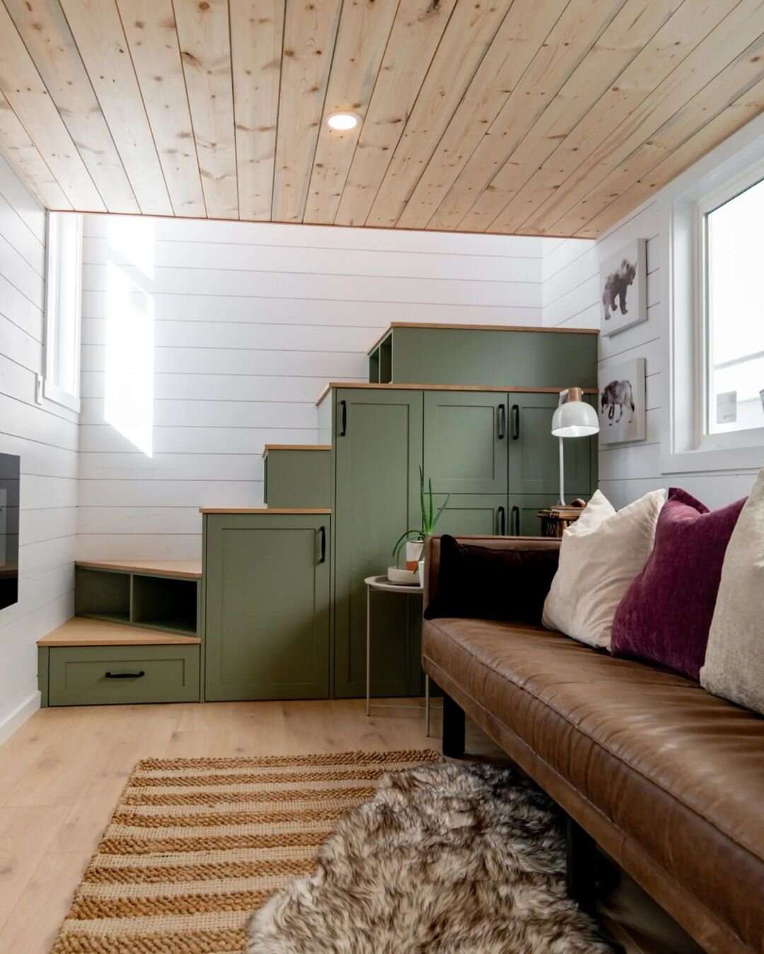 Idées de rangement dans une petite maison, armoires, tiroirs, salon, plafond en cèdre