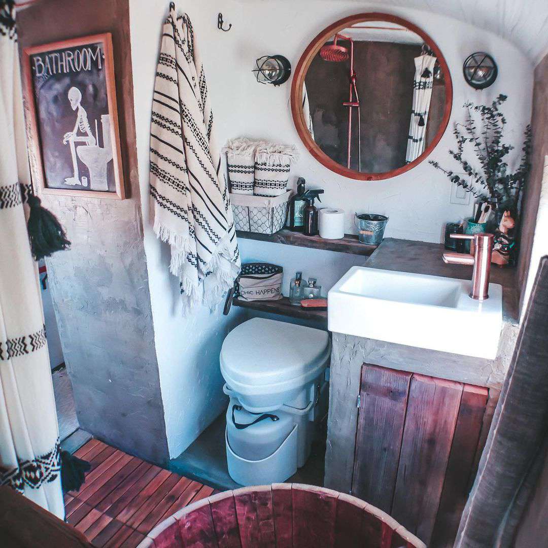 Idées de rangement dans une petite maison, salle de bain en bus, salle de bain minuscule, serviettes roulées, robinet en cuivre, toilettes à compost