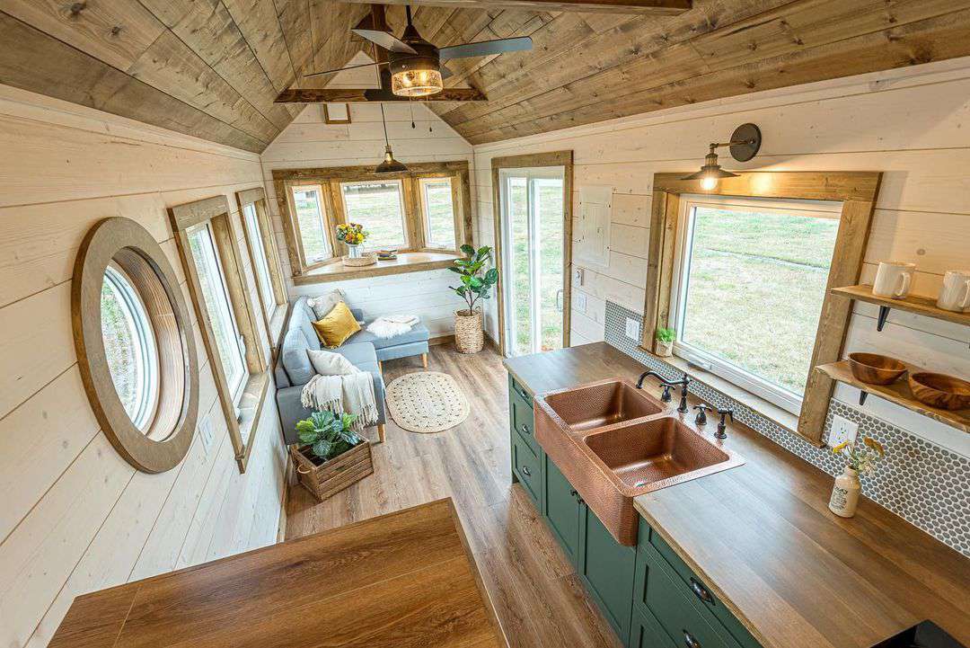 Idées de rangement dans une petite maison, cuisine, salon, siège de fenêtre