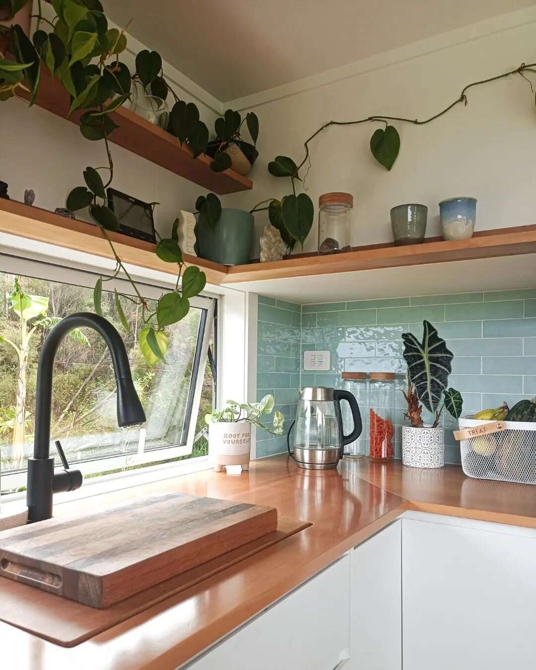 Idées de rangement dans une petite maison, étagères de cuisine, planche à découper