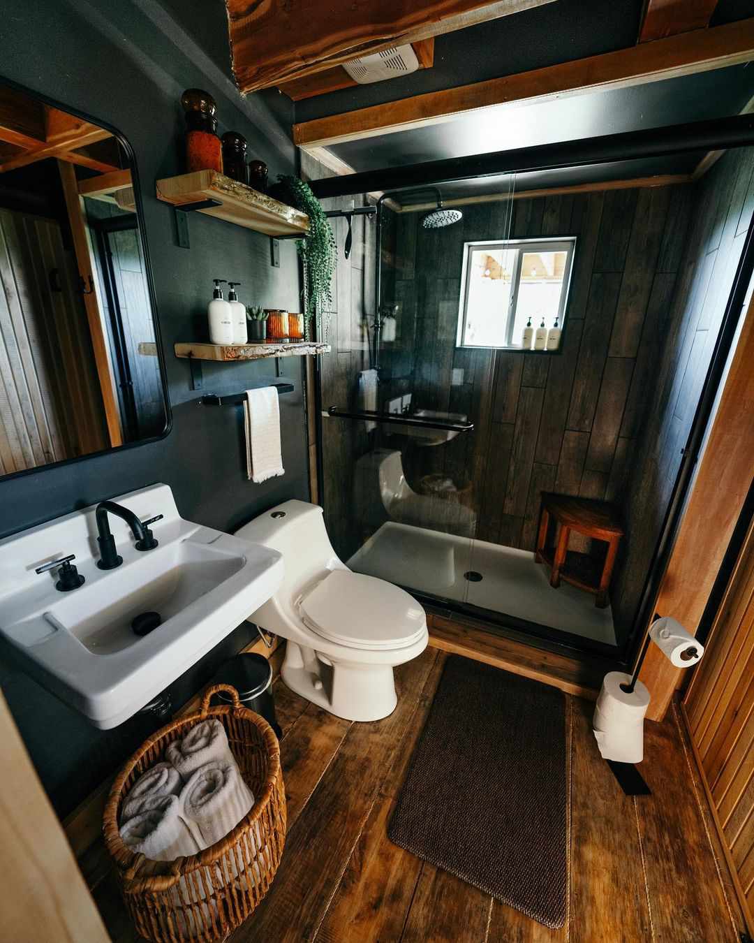 Idées de rangement dans une petite maison, salle de bain, lavabo, toilettes, douche