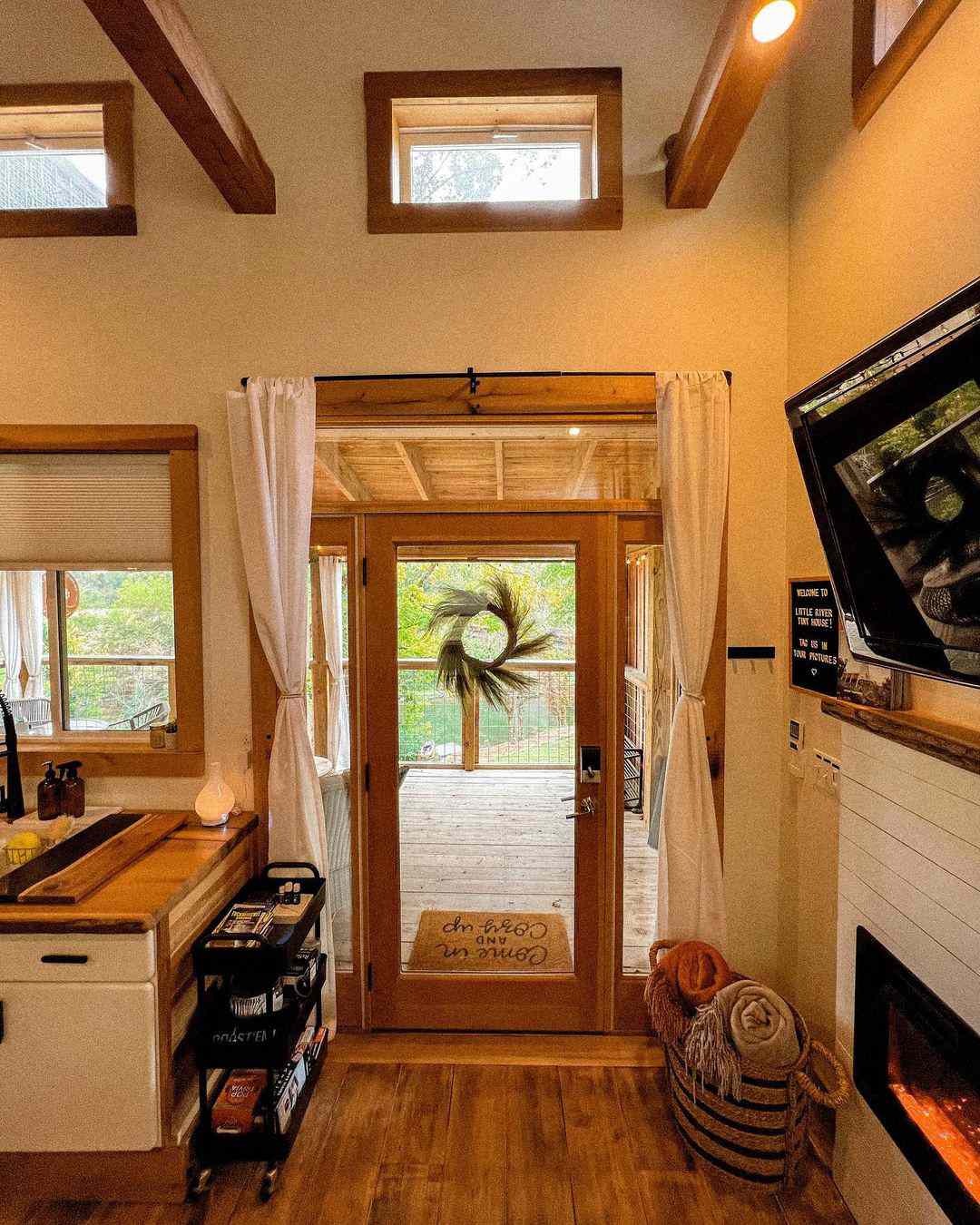 Idées de rangement dans une petite maison, porte en verre, étagère à roulettes, panier