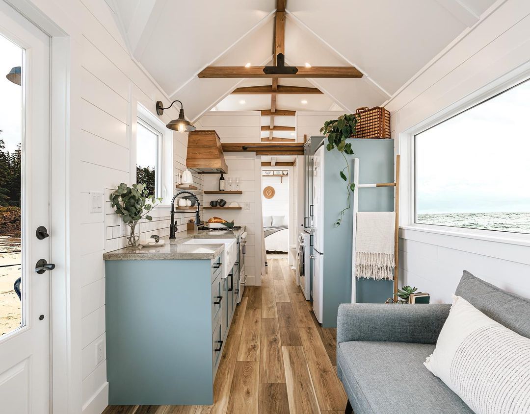 Idées de rangement dans une petite maison, salon, échelle à couvertures, cuisine
