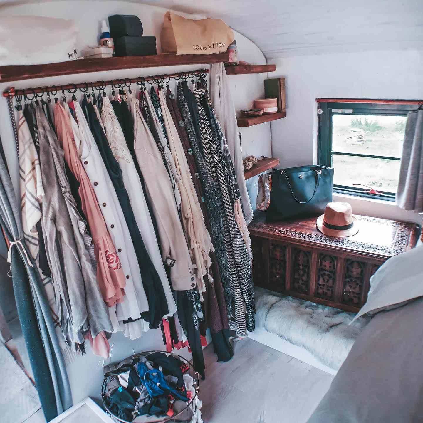 Idées de rangement dans une petite maison, espace de rangement, vêtements suspendus, coffre