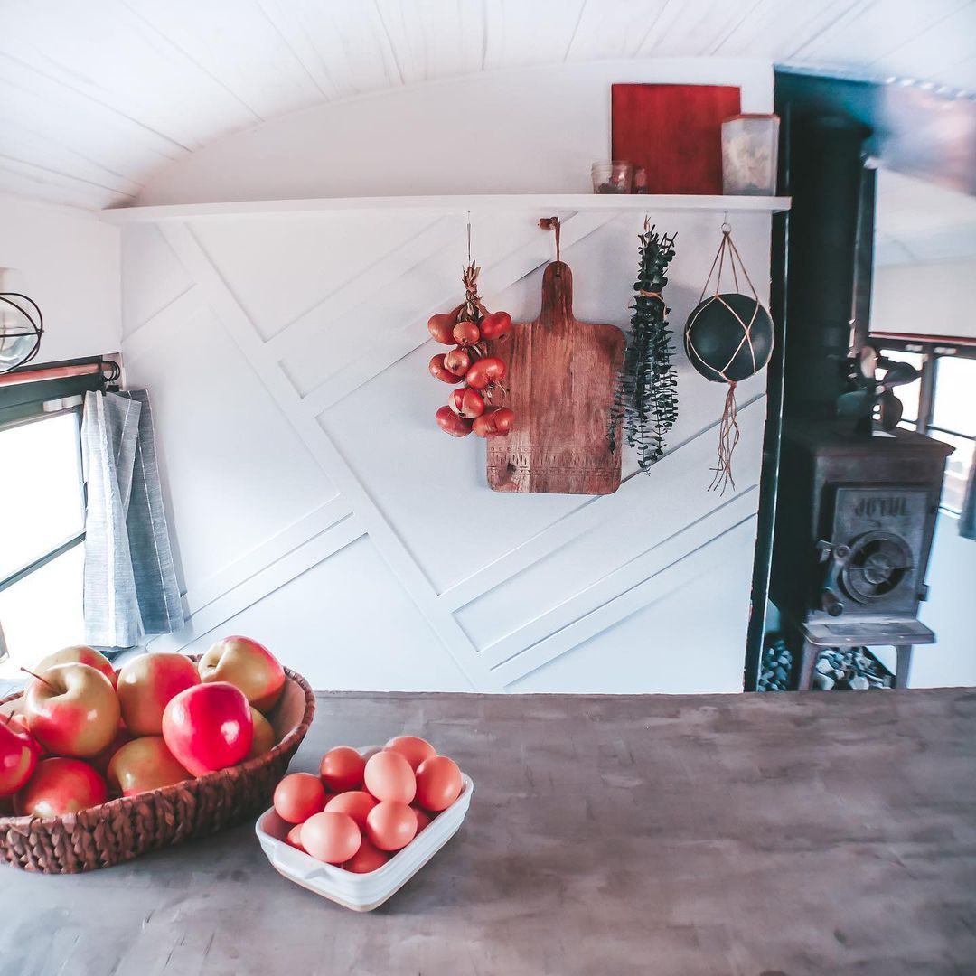 Idées de rangement pour petites maisons, petites cuisines, bols de fruits, planche à découper, rangement pour la cuisine