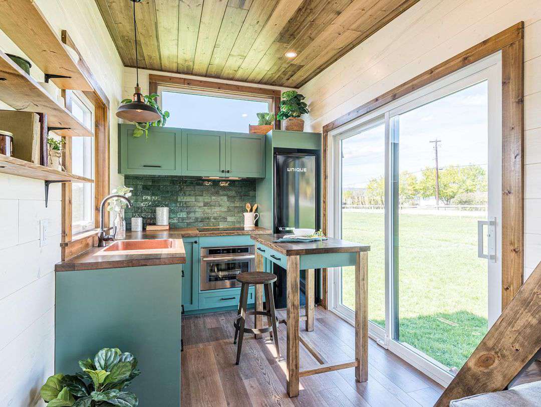 Idées de rangement dans une petite maison, cuisine, îlot, porte vitrée coulissante