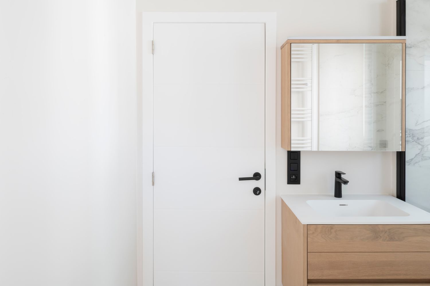Miroir et meuble-lavabo assortis