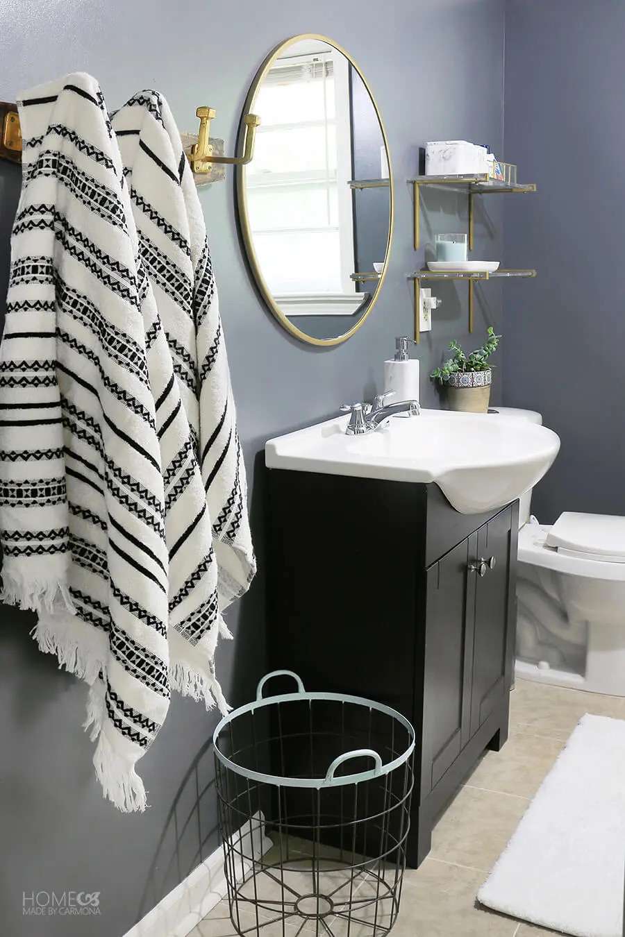 Miroir doré avec accents assortis