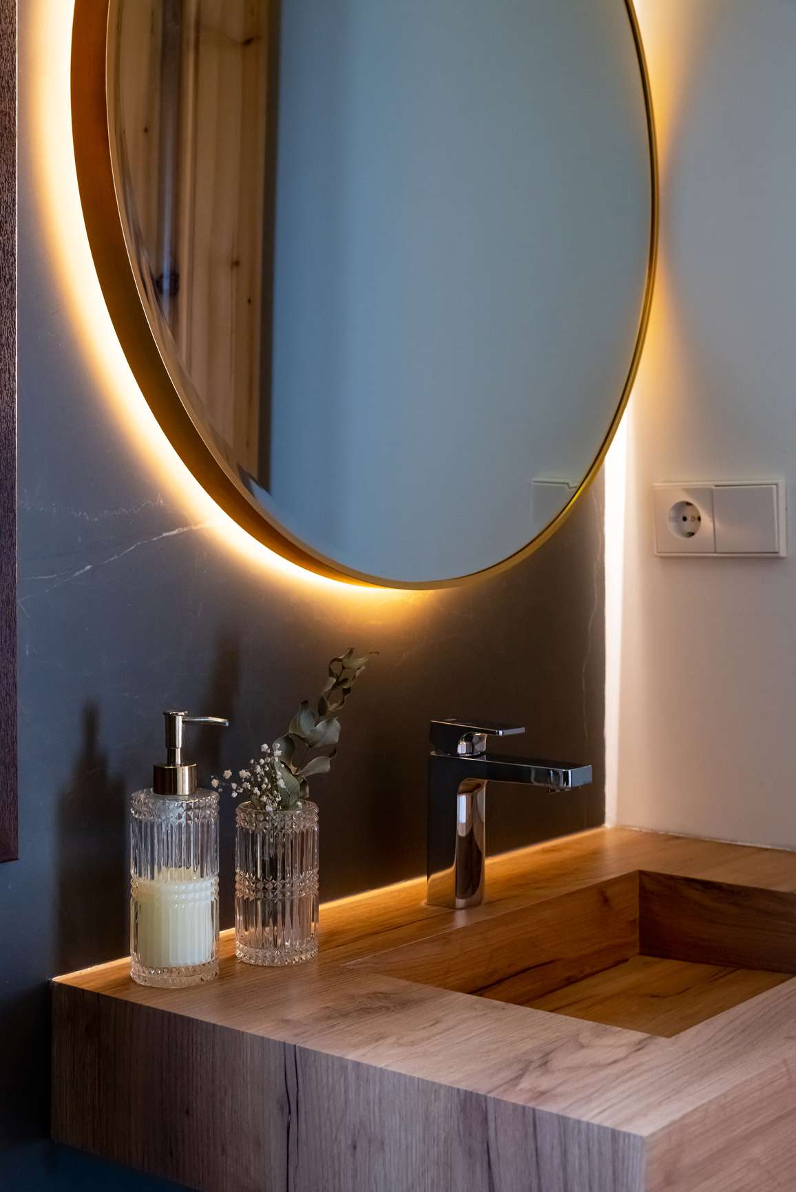 Évier et miroir avec rétroéclairage et tons foncés
