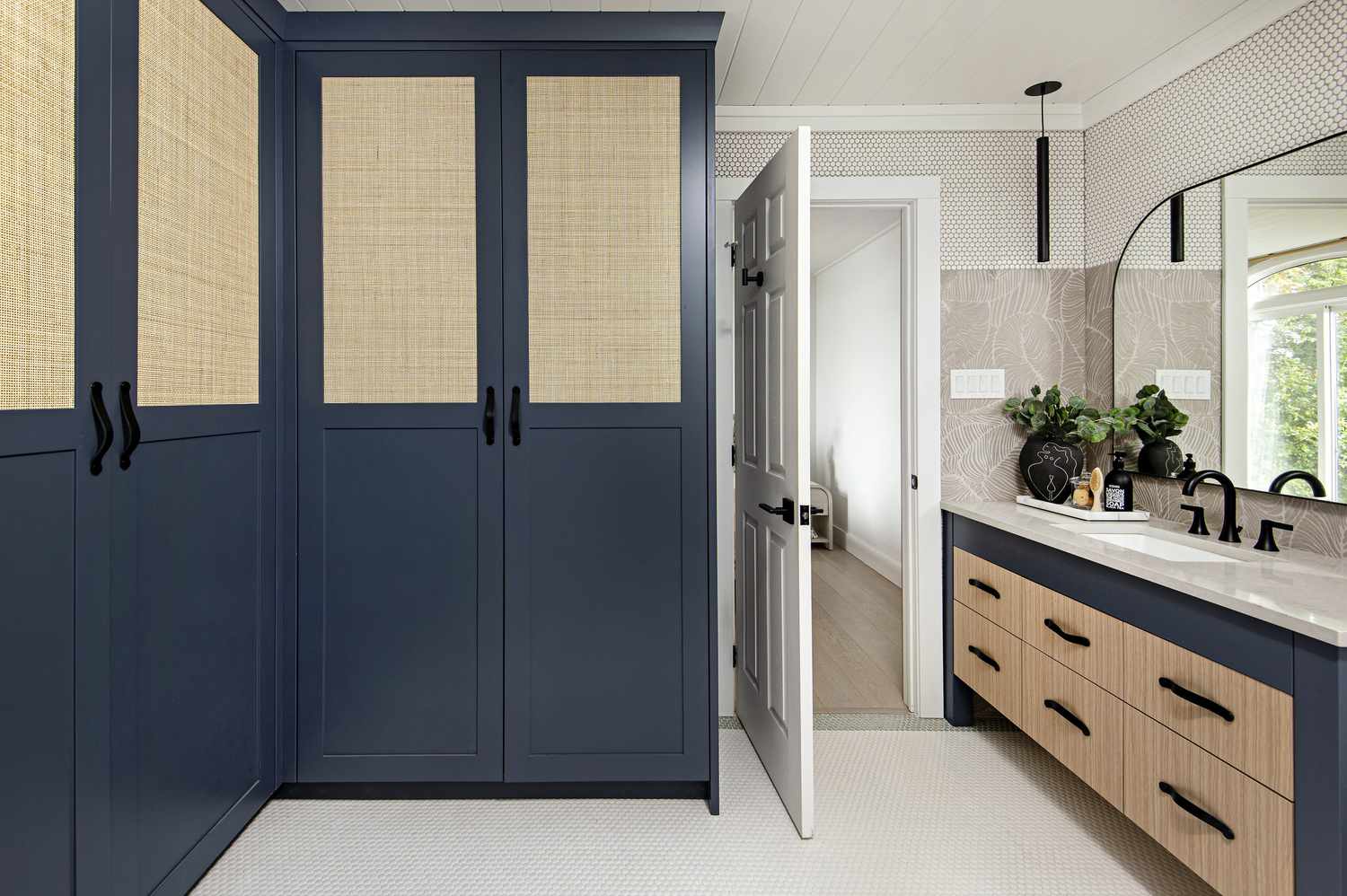 Salle de bain en rotin avec miroir arqué