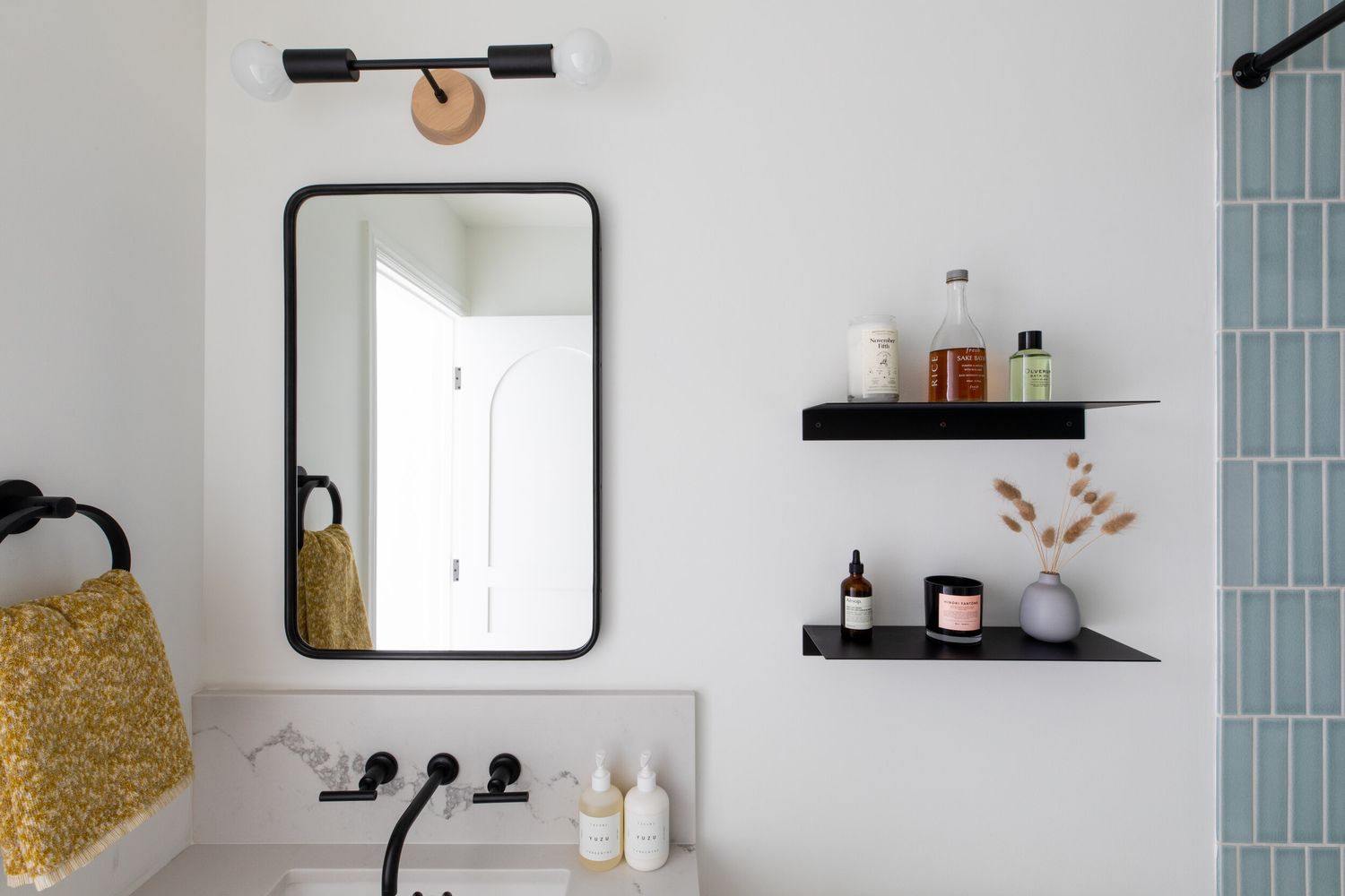 Miroir noir avec quincaillerie assortie