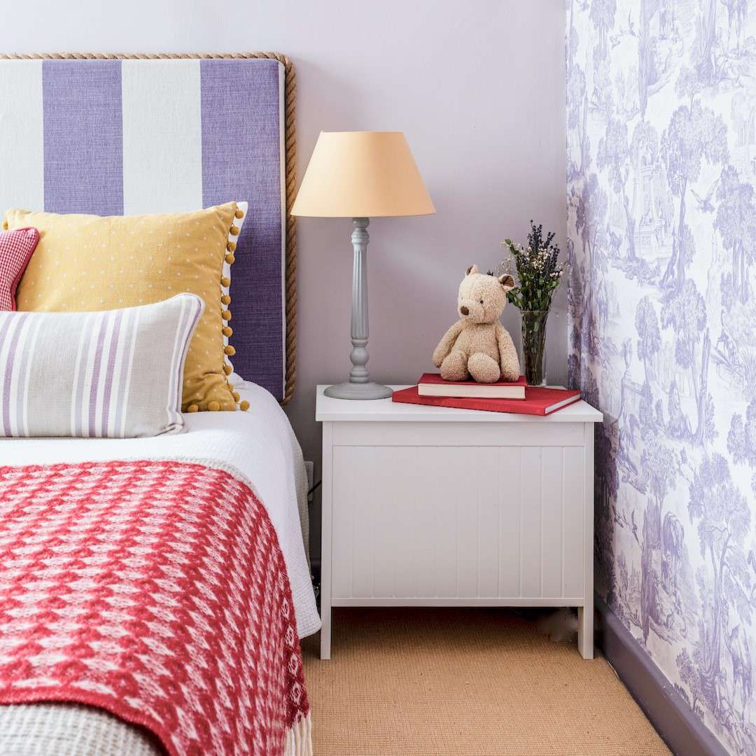 chambre à coucher traditionnelle en violet