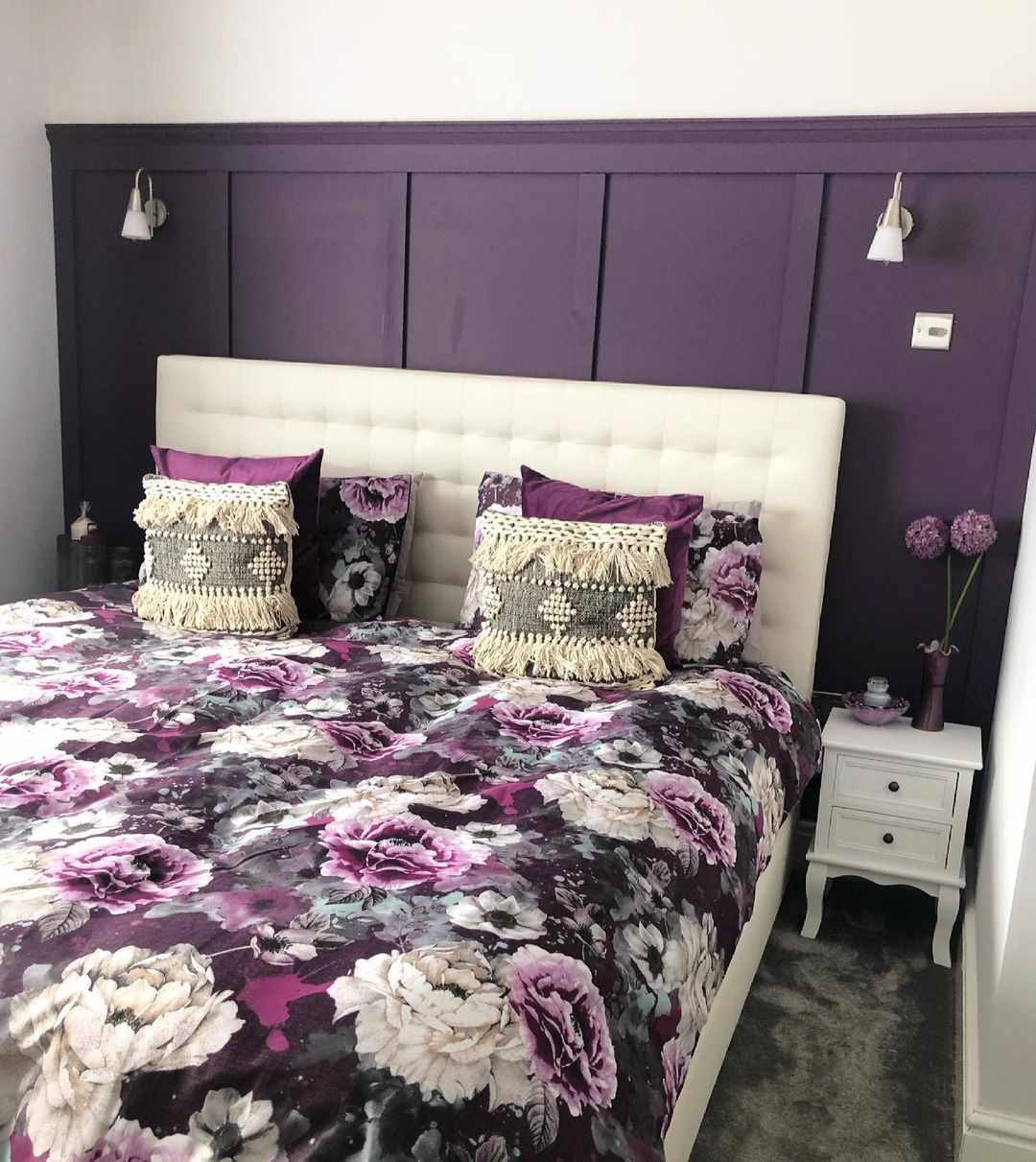 chambre à coucher violette avec fleurs