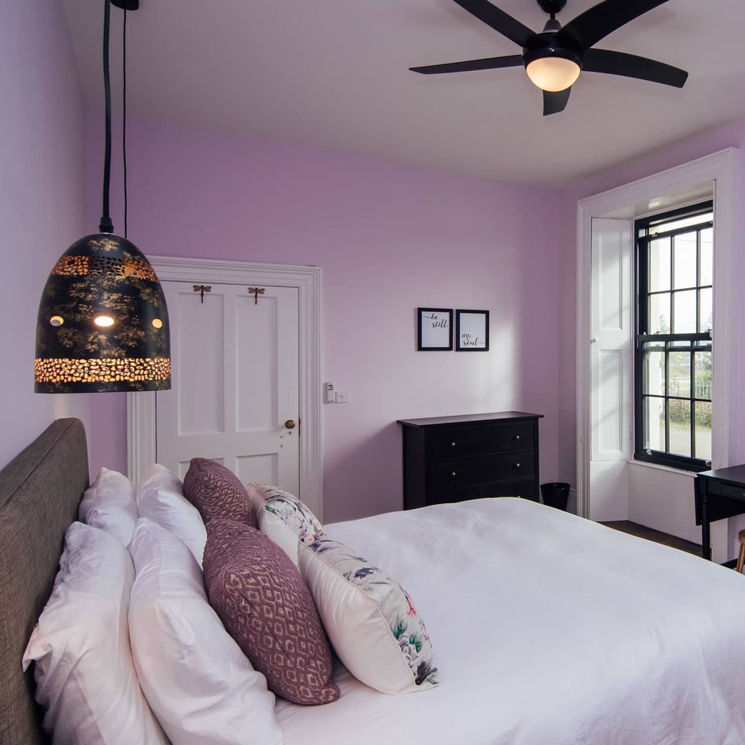 chambre violette sereine