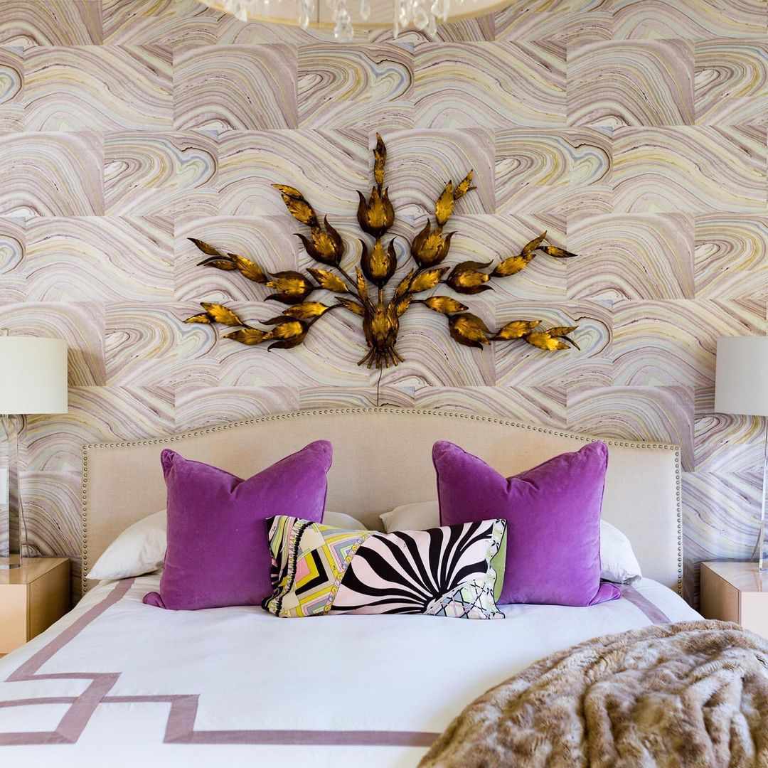 papier peint tourbillon avec décor violet