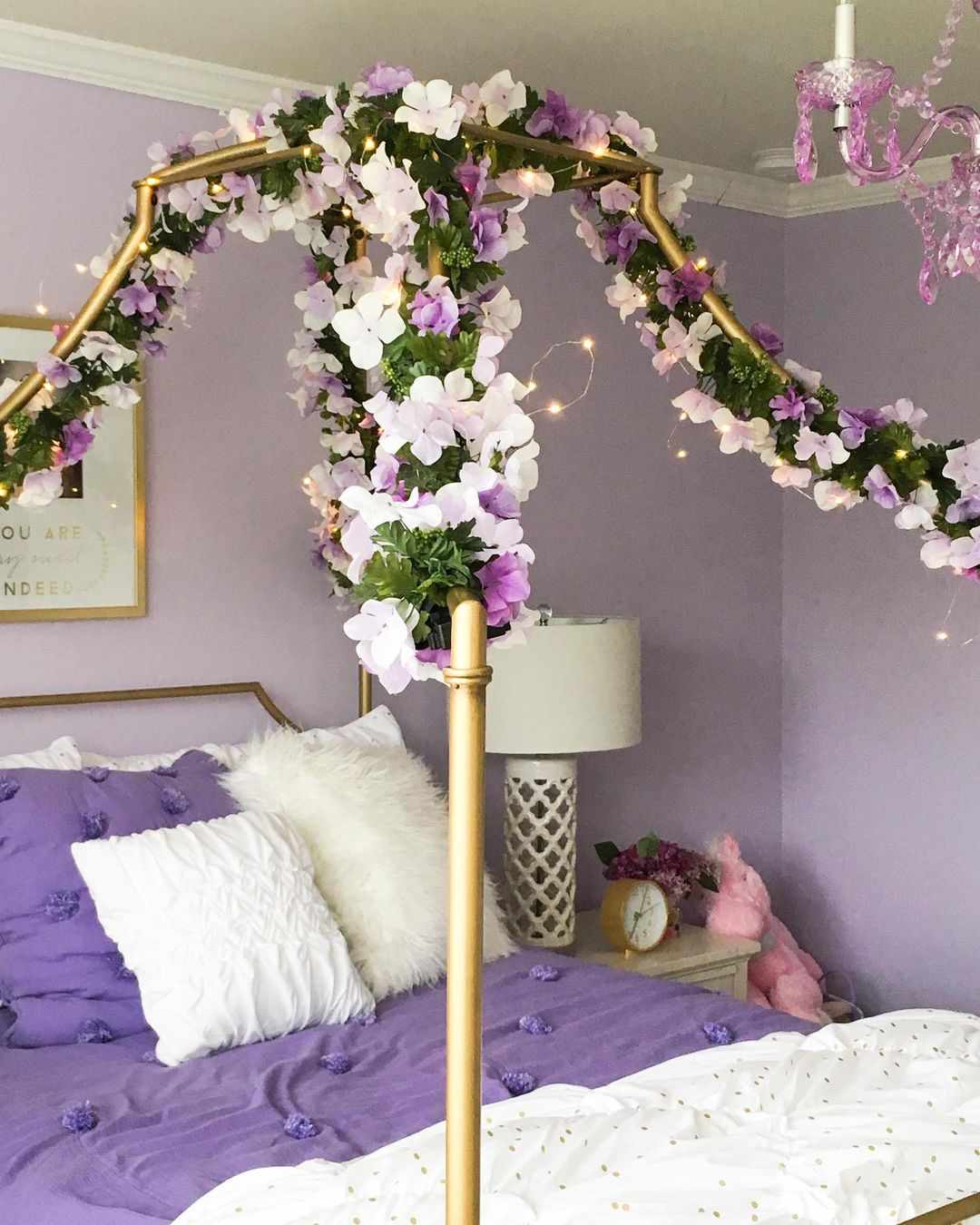 décor floral sur lit à baldaquin