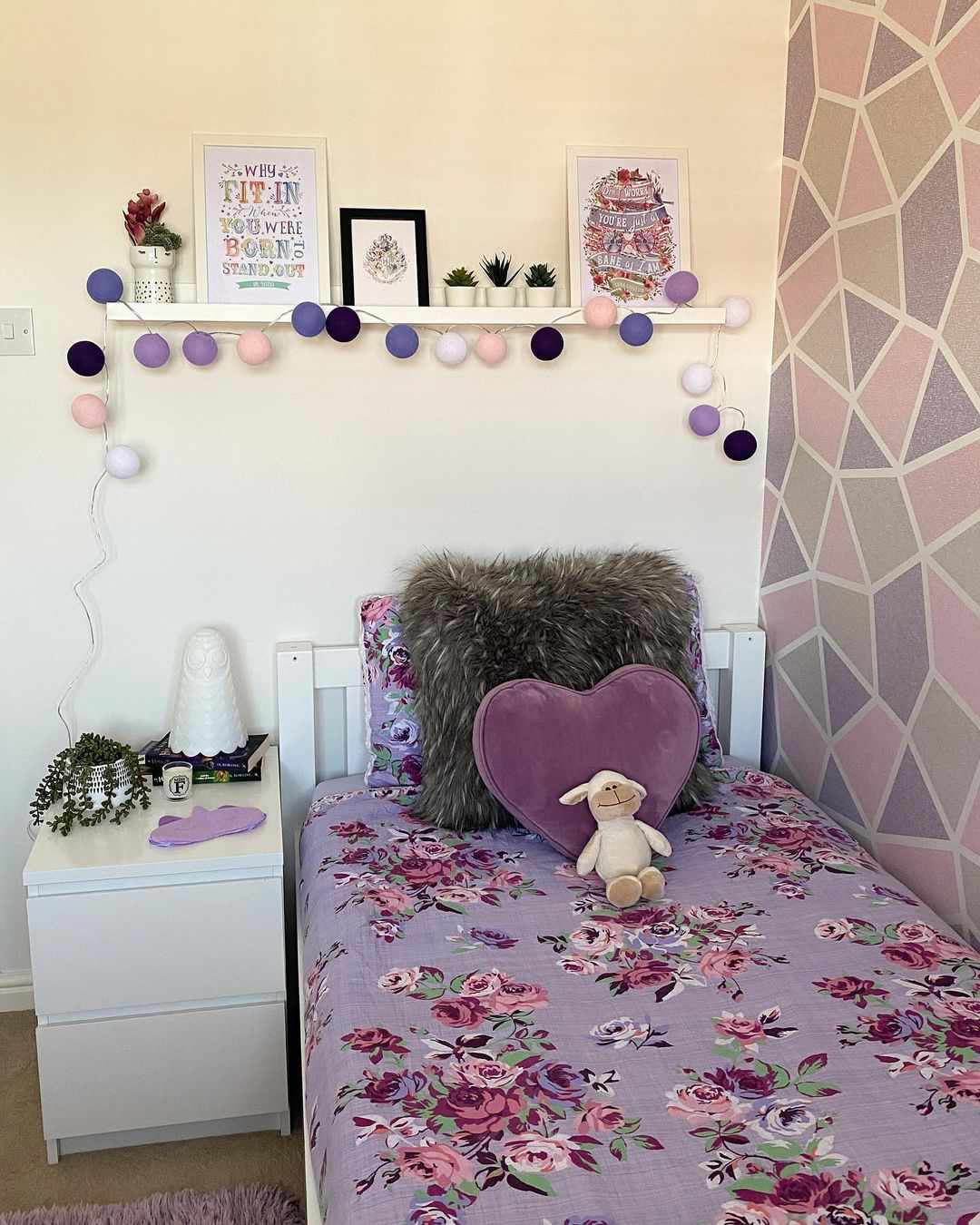 chambre d'enfant violette