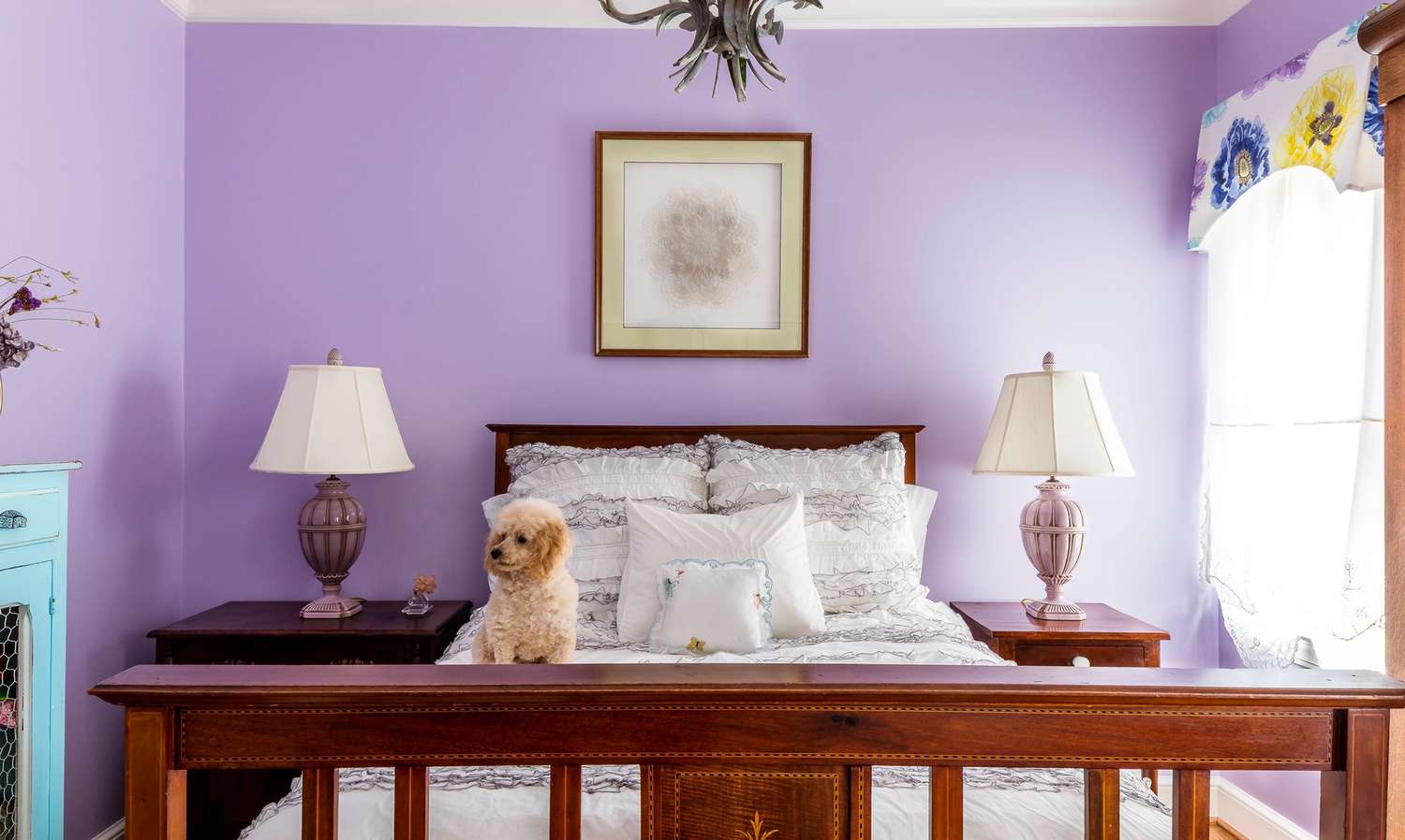 murs violet clair et meubles en bois