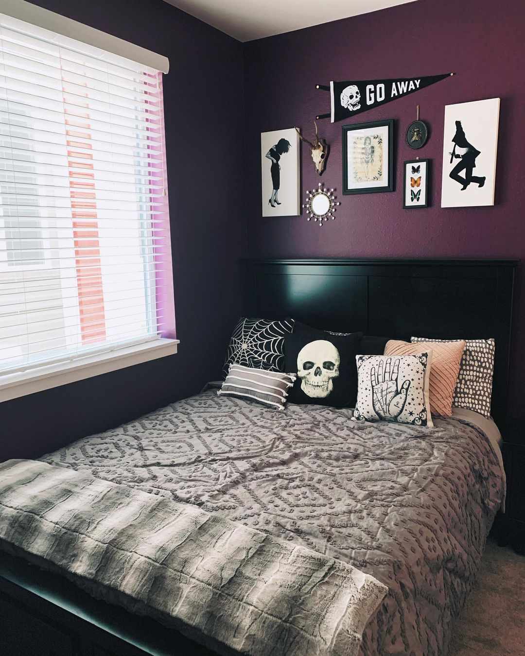 chambre à coucher violet et noir