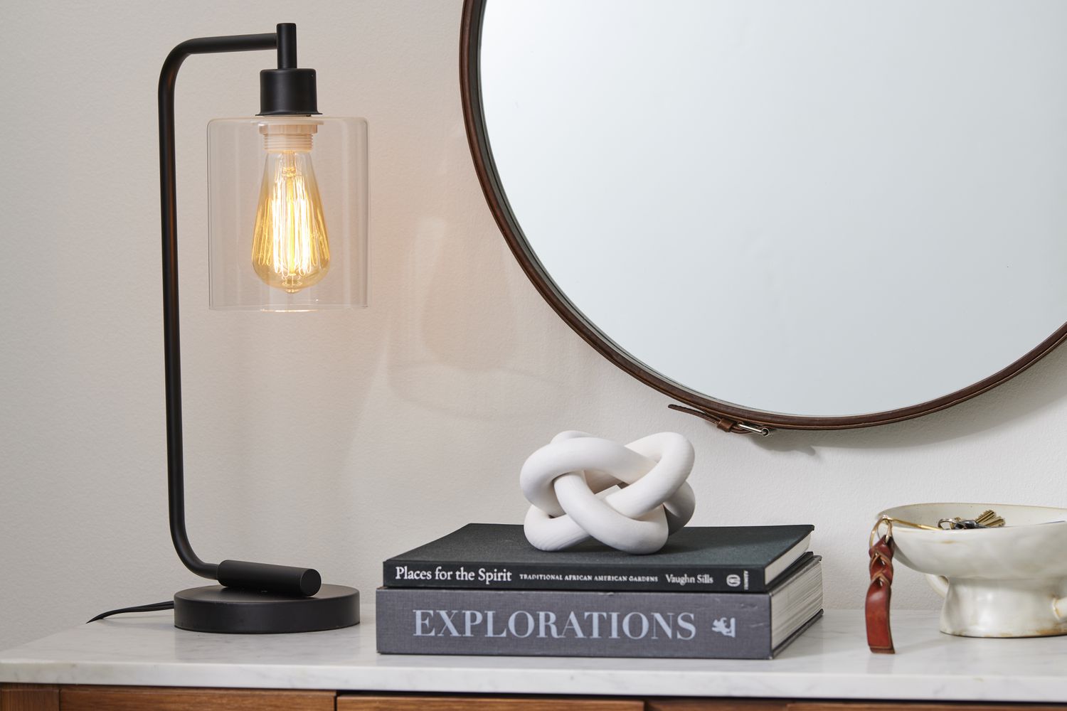 Abat-jour en verre sur lampe de table