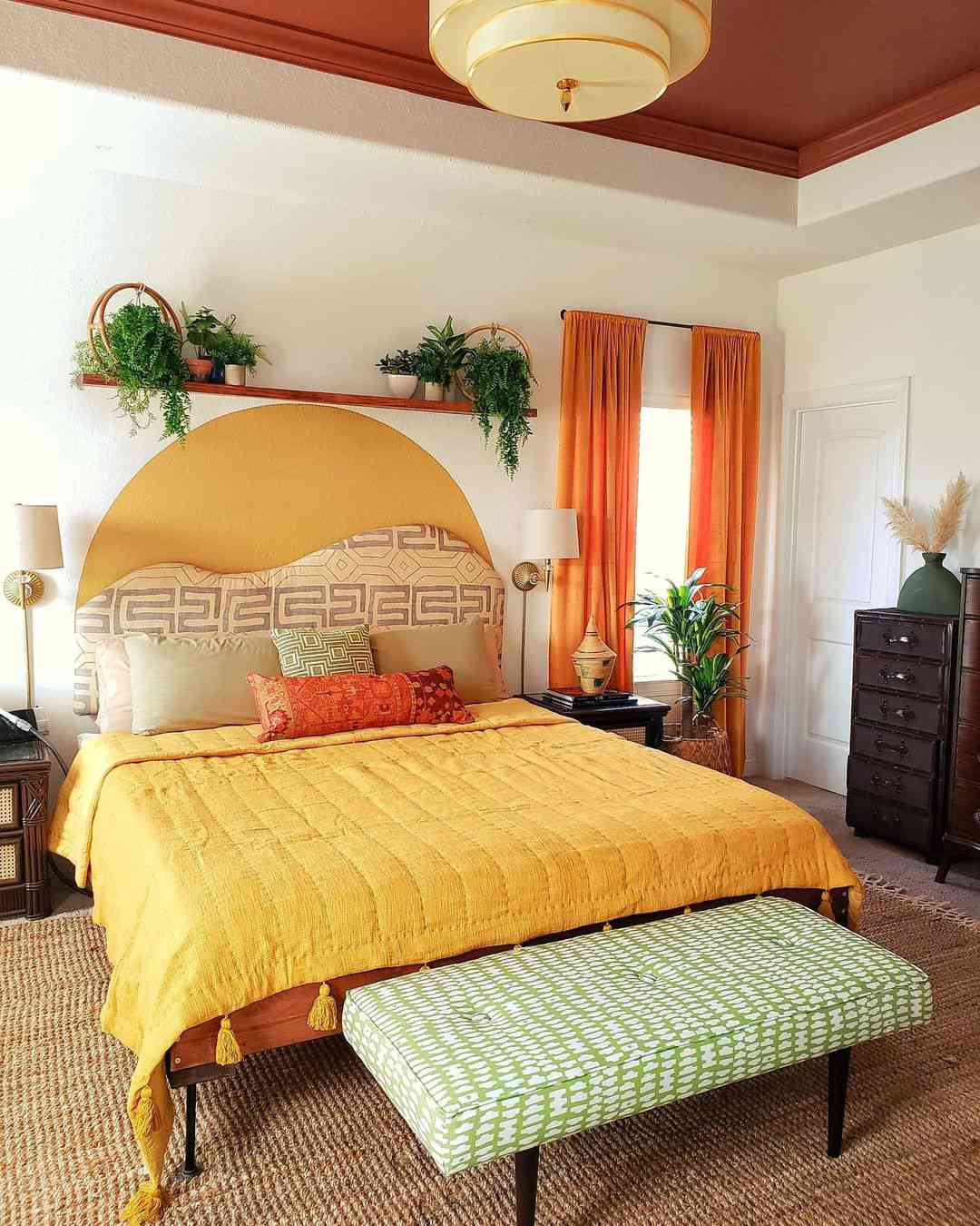 Chambre à coucher avec beaucoup de couleurs