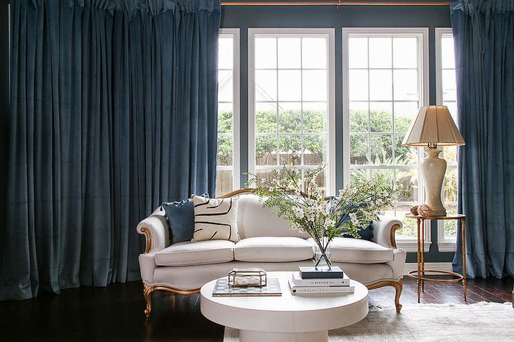 chambre grand-millénaire avec grandes fenêtres