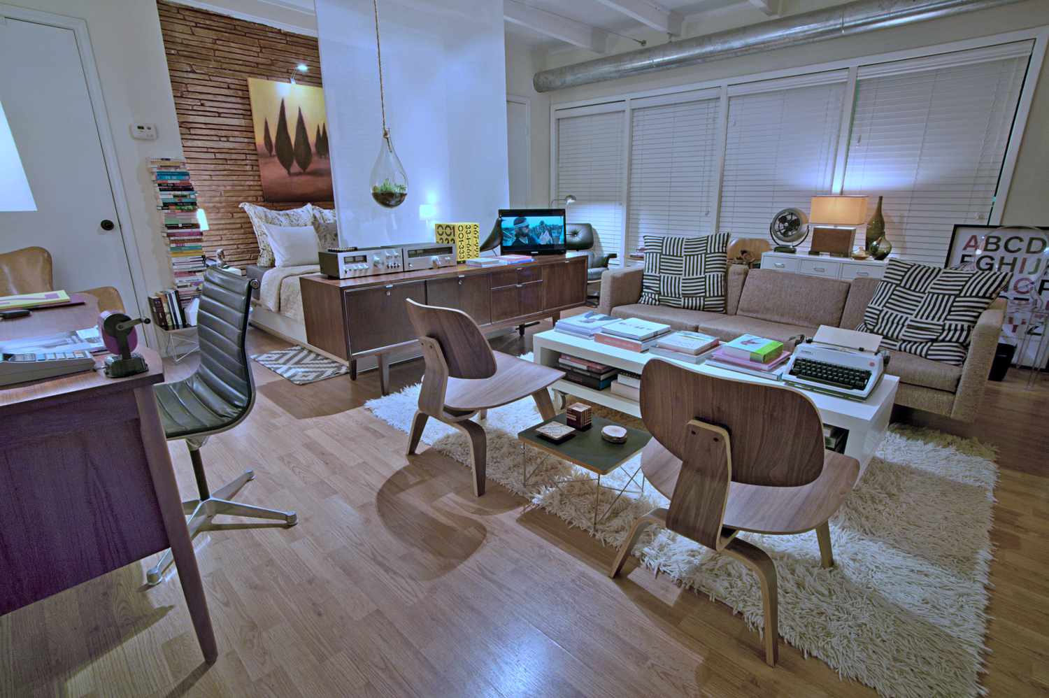 Studio équipé d'un rideau pour séparer le lit de l'espace de vie.