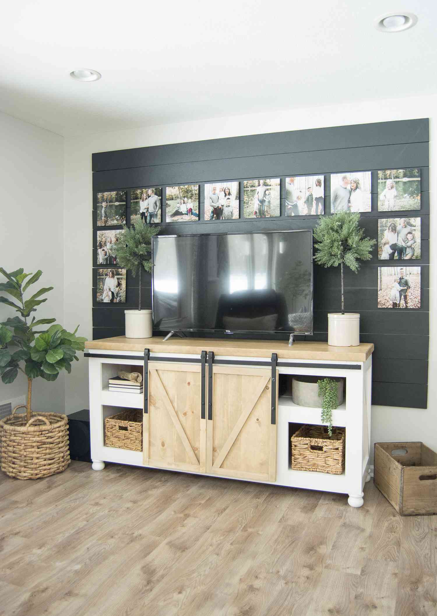 idées de mur TV en shiplap
