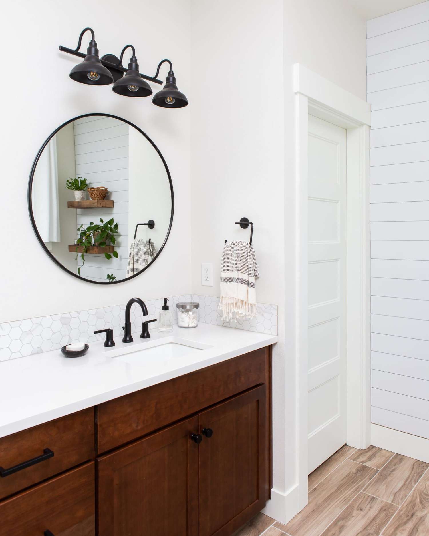 idées de murs d'accent en shiplap pour la salle de bain