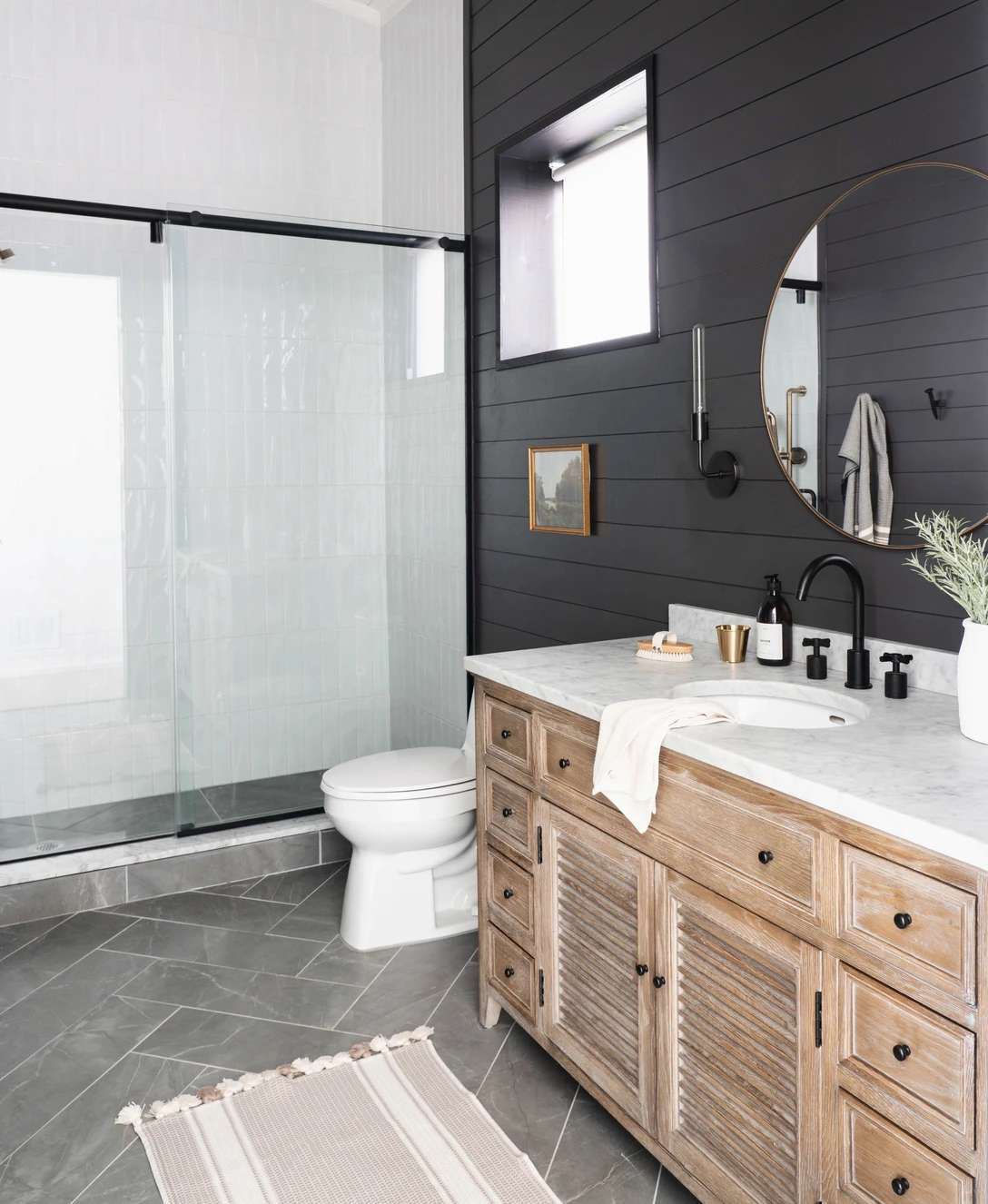 idées de murs d'accent pour la salle de bain en shiplap noir