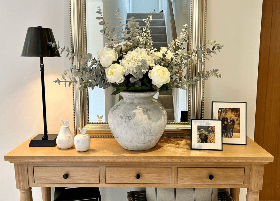 lampe de table dans le couloir