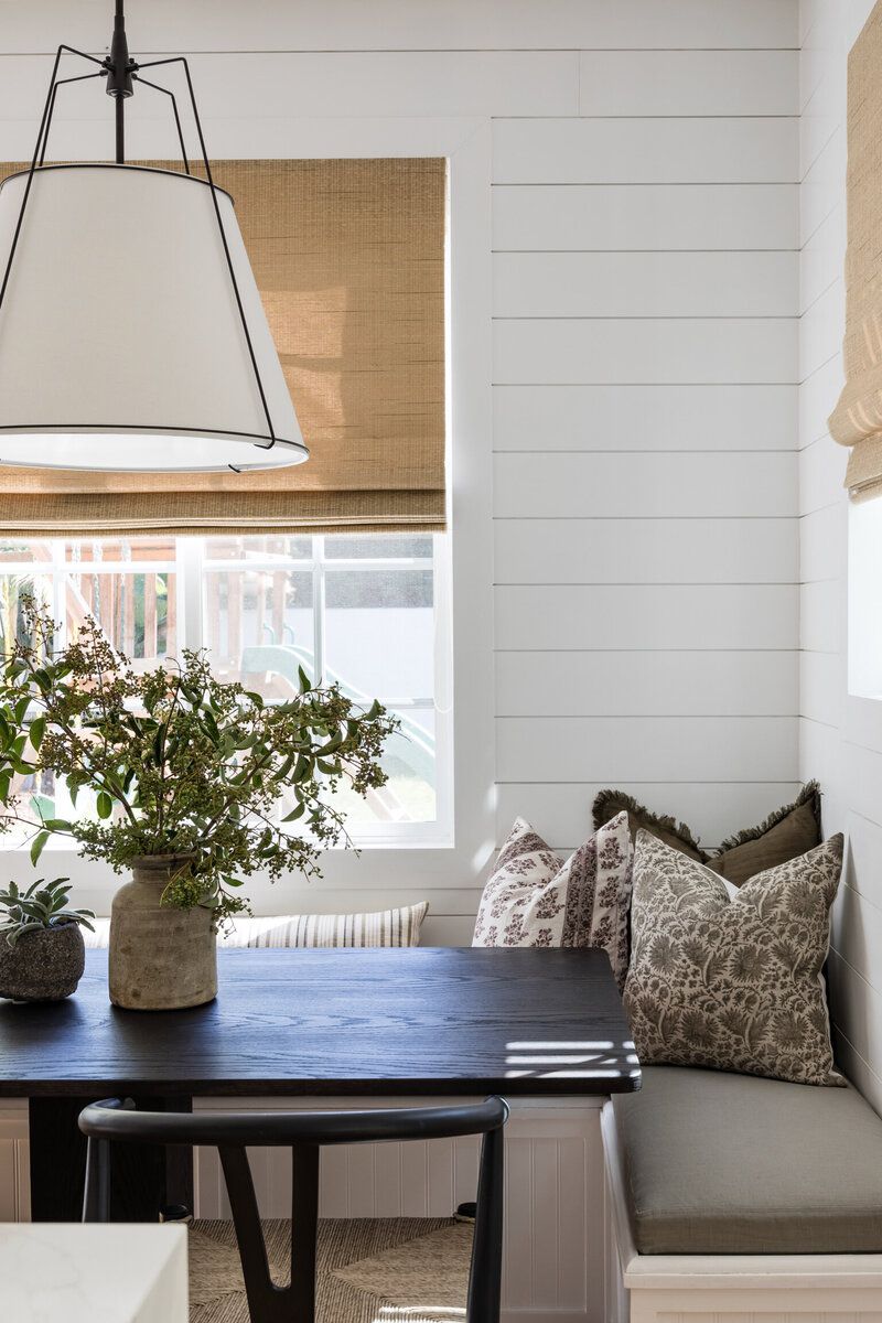 mur de salle à manger en shiplap avec banquette