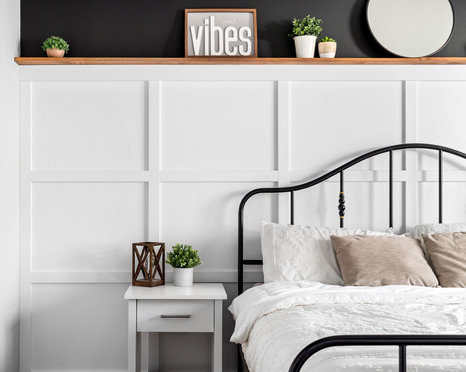 mur blanc en planches et lattes dans une chambre à coucher avec panneaux muraux