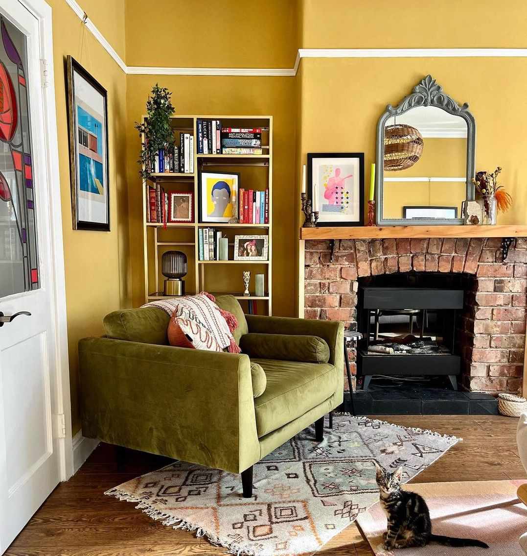 Un salon éclectique avec une peinture jaune moutarde.