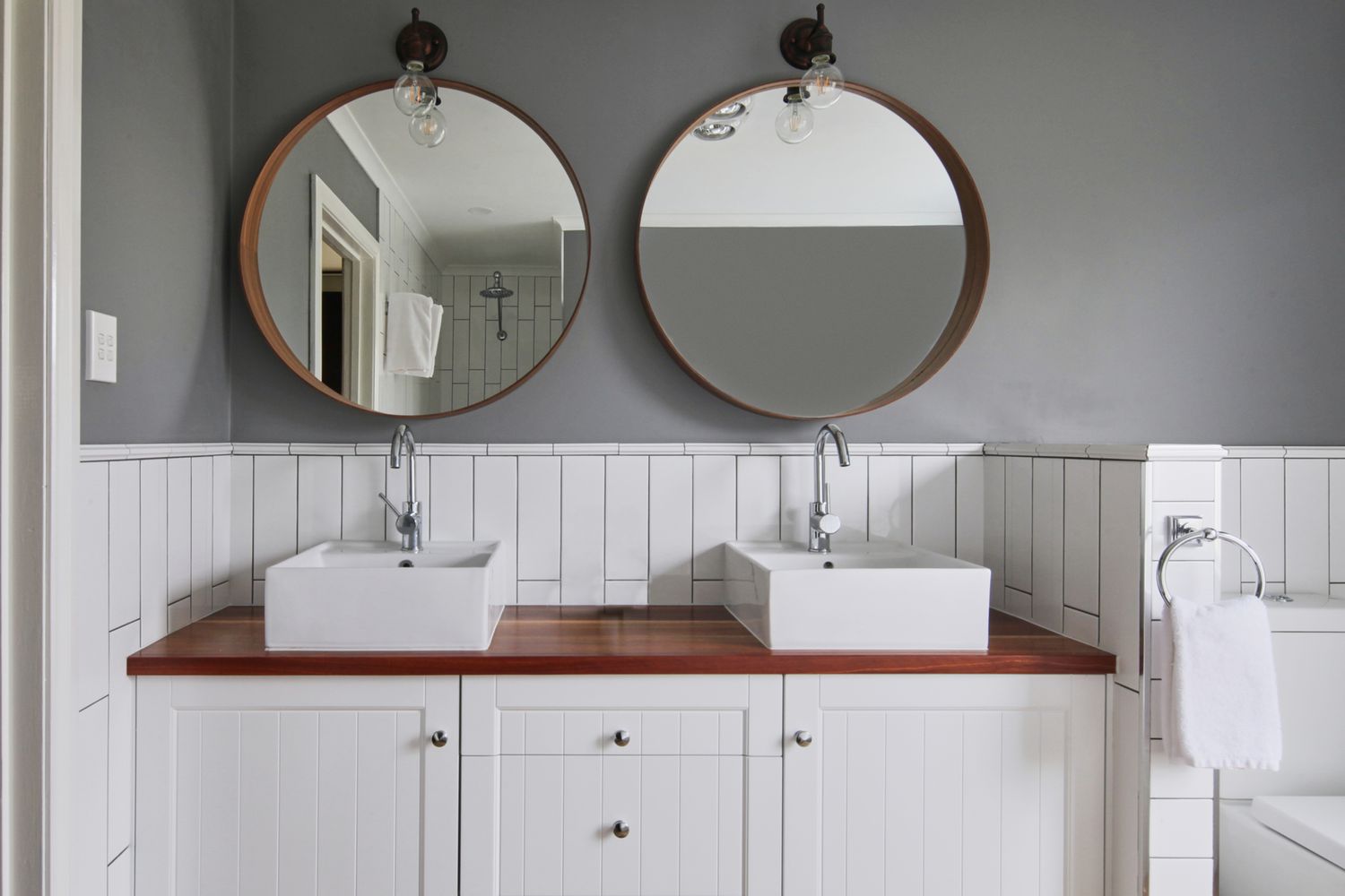 Salle de bains avec deux lavabos Par Rowena Naylor