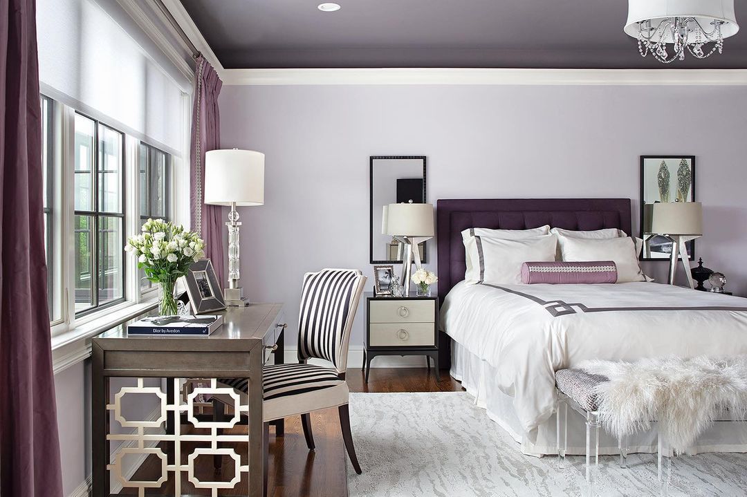 mélange de teintes violettes dans la chambre à coucher