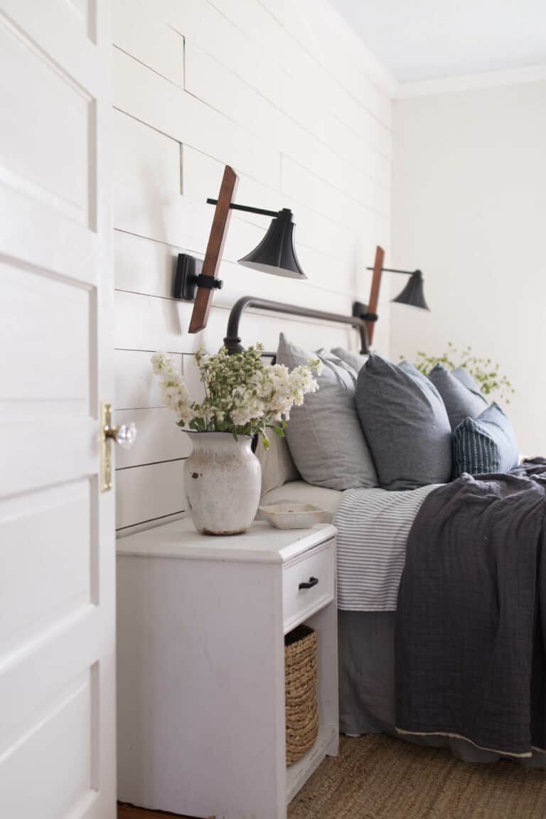 idées de murs d'accent en shiplap pour la chambre à coucher