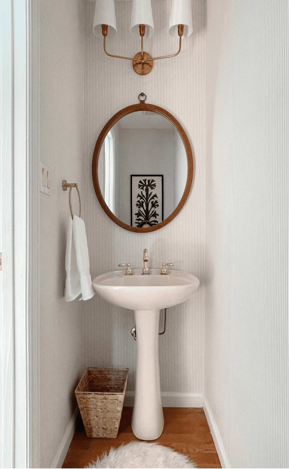 Petite salle d'eau avec papier peint à rayures blanches