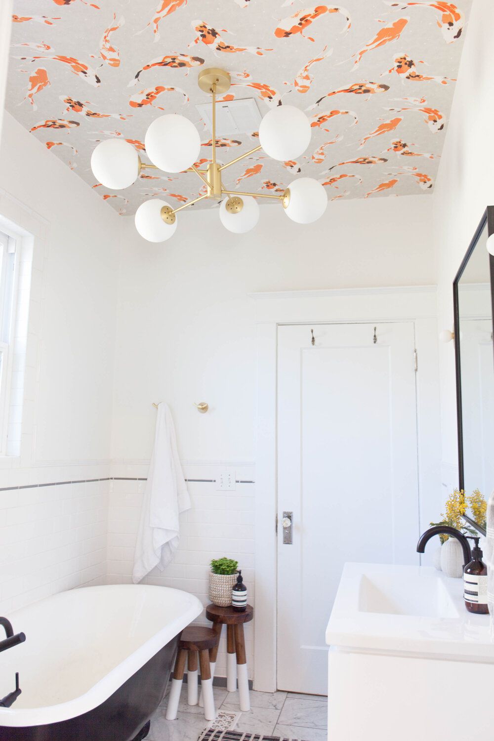 Salle de bains avec plafond tapissé